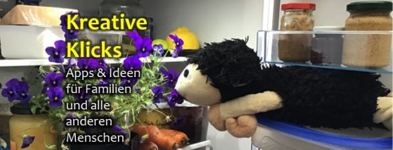 ein Plüsch-Schaf liegt im Kühlschrank und knabbert an einer Blume in einem Blumentopf