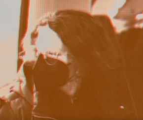 Frau mit Mundschutz sieh in einem Zug aus dem Fenster