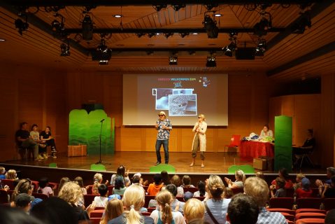 Blick aus dem Publikum auf die Bühne