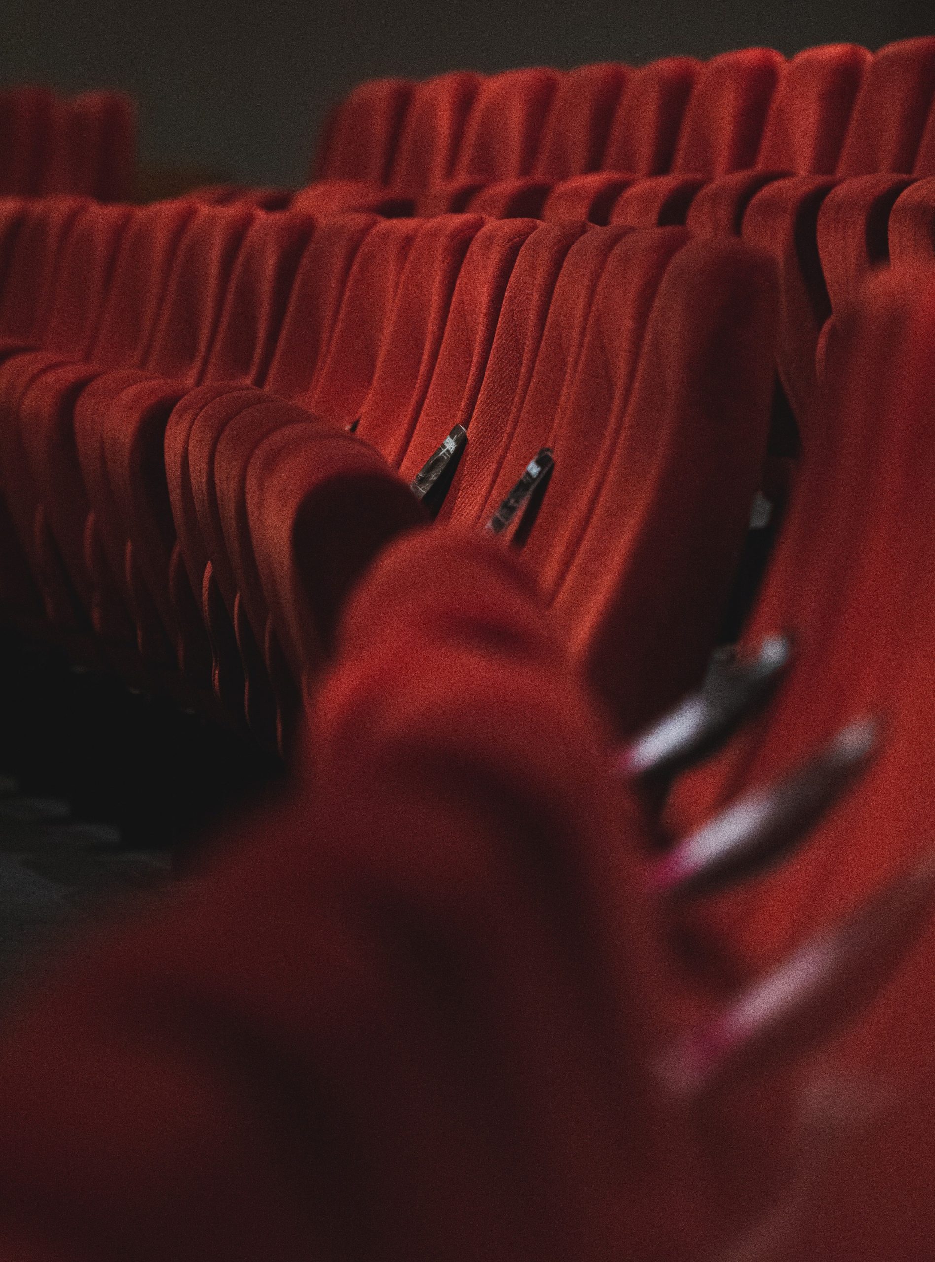 Sitze in einem leeren Kinosaal