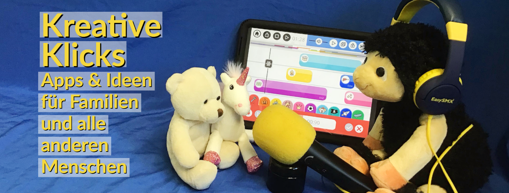 Newsletter Header: Plüschaf sitzt mit Mikrofon und Kopfhörern vor einem iPad