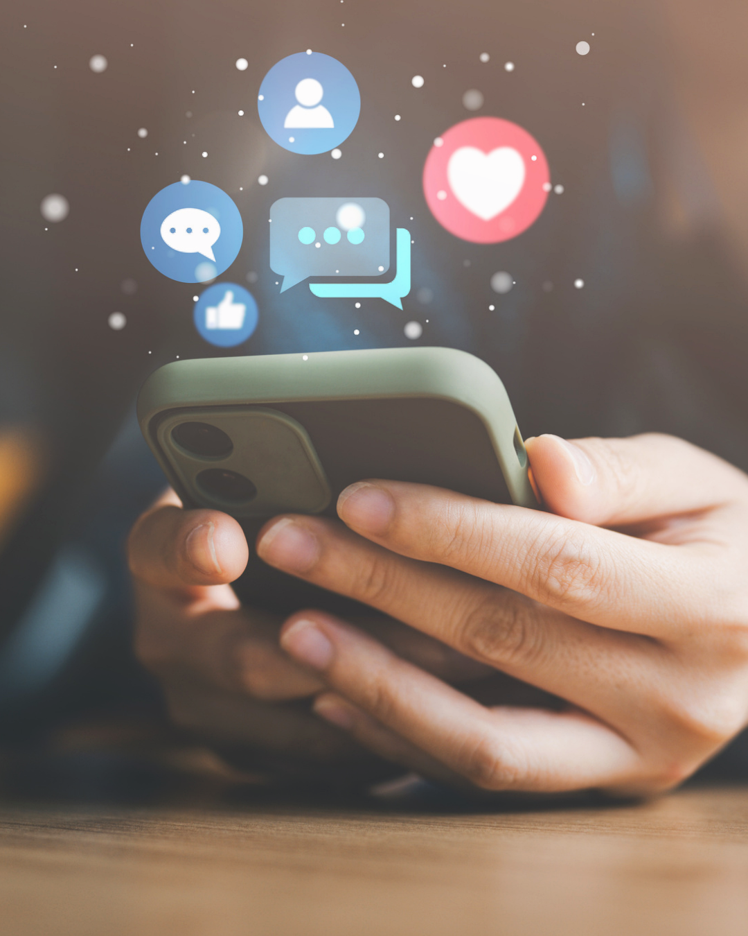 Handy aus dem verschiedene Symbole wie ein Herz oder eine Chatbubble herauskommen