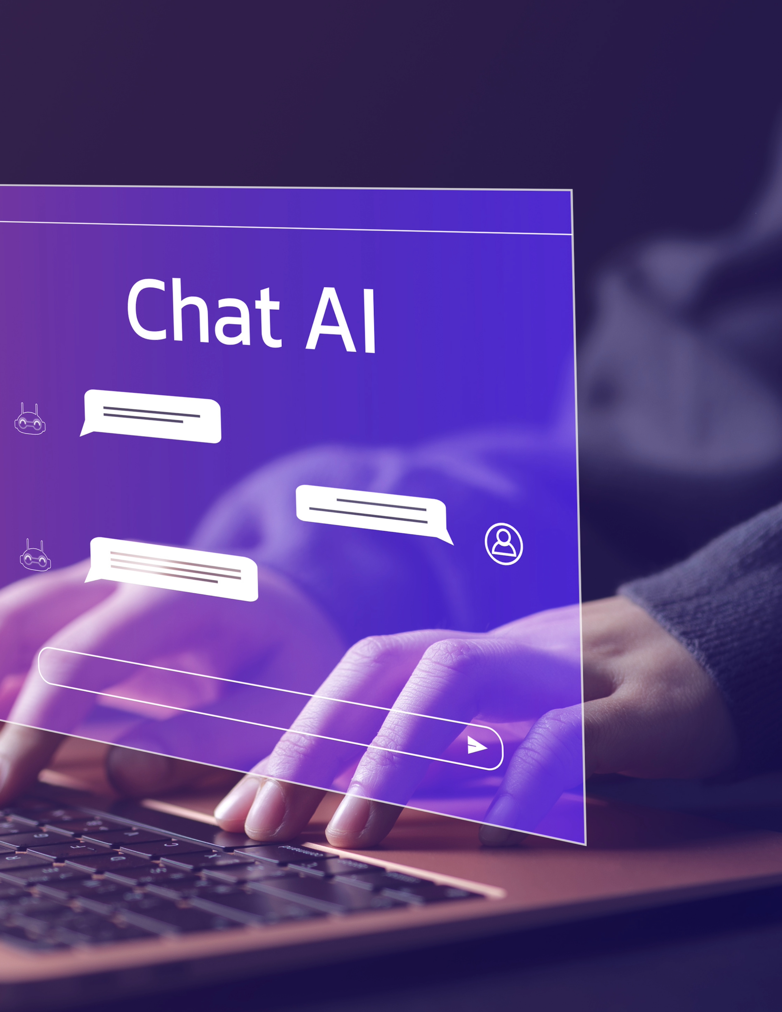 Hände, die an einem Laptop schreiben, darüber erscheint ein Fenster Mit einem ChatAI