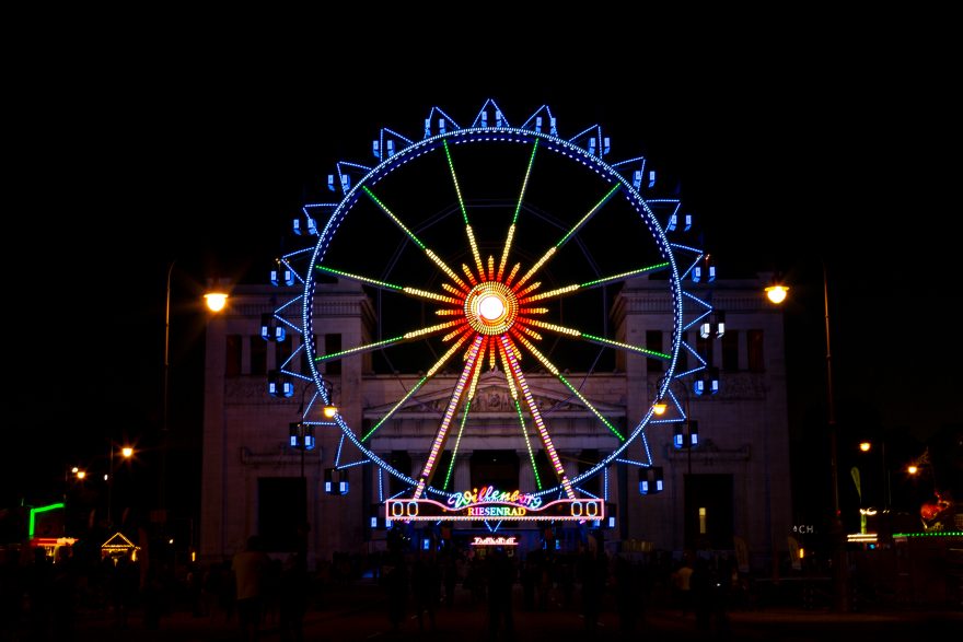 Beleuchtetes Riesenrad bei Nacht