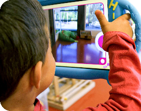 Kind fotografiert am Tablet